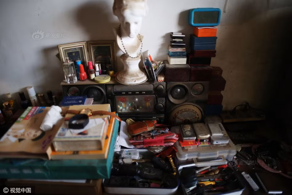 Vật dụng yêu quý nhất của cụ ông hiếu thảo là một chiếc đài cát xét cũ kỹ. (Nguồn Sina)