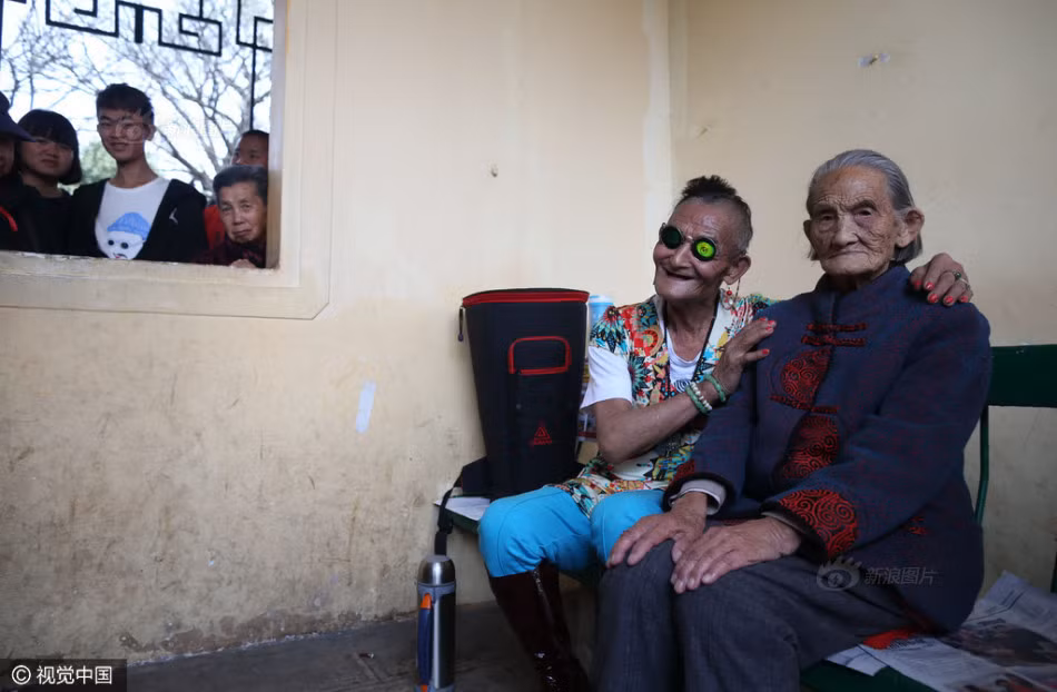 Trong ảnh là cụ ông Lý Ứng Lai và mẹ của mình. (Nguồn Sina)