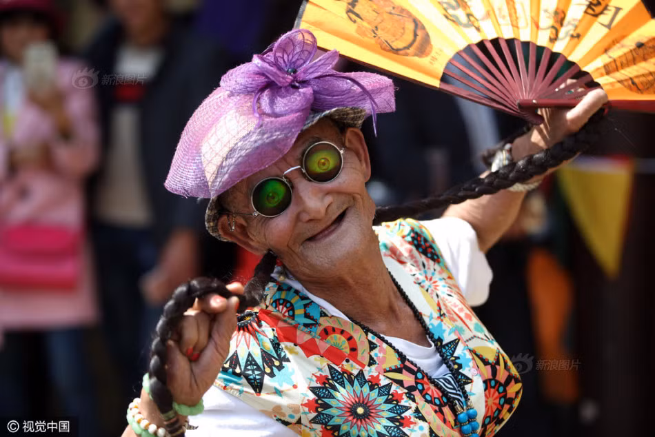 Tại Côn Minh, Vân Nam, Trung Quốc có một người đàn ông kỳ lạ tên là Lý Ứng Lai, ông có sở thích mặc đồ phụ nữ, đeo kính mắt quái vật, ca hát, nhảy múa, làm trò hề khắp nơi. (Nguồn Sina)