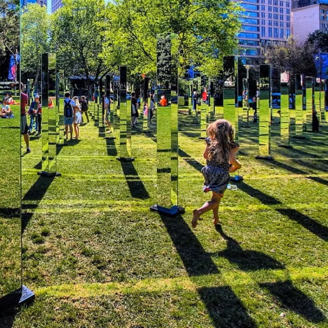 Mê cung của gương là một khu vực mang lại cảm giác siêu thực, đây là một sáng tạo rất thú vị vào ban ngày nhưng có lẽ là rất đáng sợ vào ban đêm. Bạn có thể tưởng tượng ra hàng trăm người đang lướt qua mình khi đi dạo trong công viên này. (Nguồn Boredomtherapy)