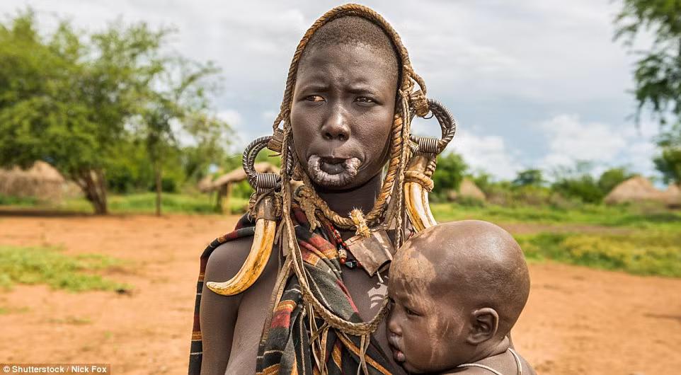 Sau khi bỏ đĩa ra khỏi môi, những người phụ nữ bộ tộc Mursi sẽ có vẻ đẹp kì lạ như thế này. (Nguồn Dailymail)