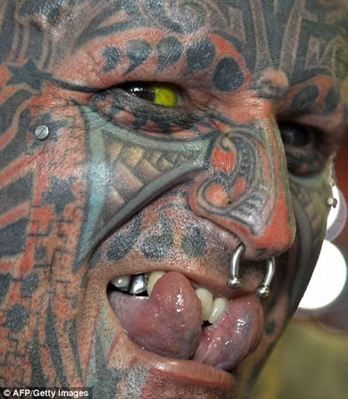 Argentinian Victor Peralta, chẻ đôi lưỡi, xăm khắp người, bơm màu vào mắt để thay đổi màu tròng mắt. (Nguồn Dailymail)