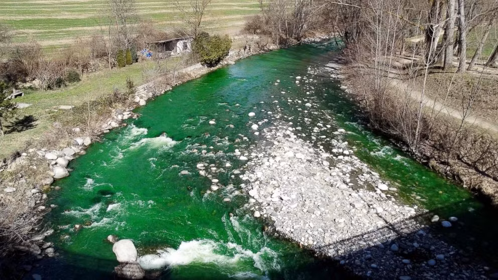 Tuy vậy, chất này chỉ làm thay đổi màu nước, hoàn toàn không độc hại, không ảnh hưởng đến sức khỏe của con người cũng như môi trường sinh thái tự nhiên. (Nguồn Mirror)