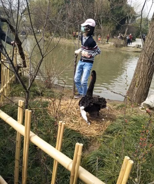 Sau khi làm ra hành động tồi tệ của mình, thanh niên vô lương tâm bị một người đàn ông khoảng 50 tuổi kéo ra ngoài trong sự phẫn nộ của nhiều người. (Nguồn Sina)