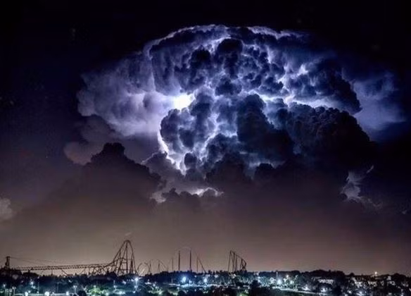 Trong một cơn bão, ánh sáng của những tia sét chiếu sáng những đám mây đang cuộn đặc lại, khiến bầu trời trở nên nguy hiểm và khó lường. Tuy vậy, khoảng khắc này cũng không khác gì phép thuật. (Nguồn Boredomtherapy)