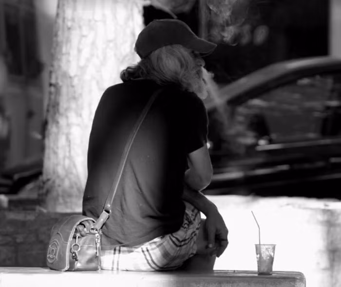 Josete bình thường ăn mặc đơn giản, cũ kỹ, râu tóc bạc màu, tính cách khép kín, có phần nhút nhát. Ông làm công việc trông xe ô tô cho những cư dân ở quảng trường với một mức lương nhỏ. (Nguồn Bored Panda)