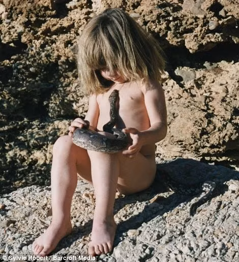 Tippi cũng hoàn toàn không ghét, không sợ những con trăn đá Nam Phi, cô bé còn chủ động để những con vật này thân thiết với mình. (Nguồn Boredomtherapy)