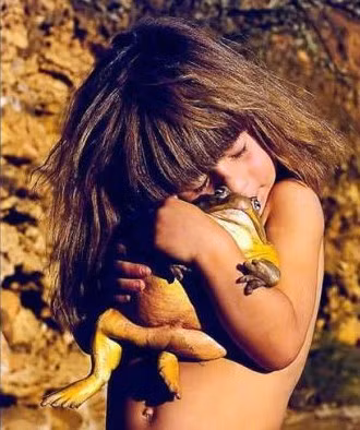 Tippi sẵn sàng ôm một con ếch khổng lồ vào lòng và âu yếm nó, thể hiện tình yêu với nó. (Nguồn Boredomtherapy)