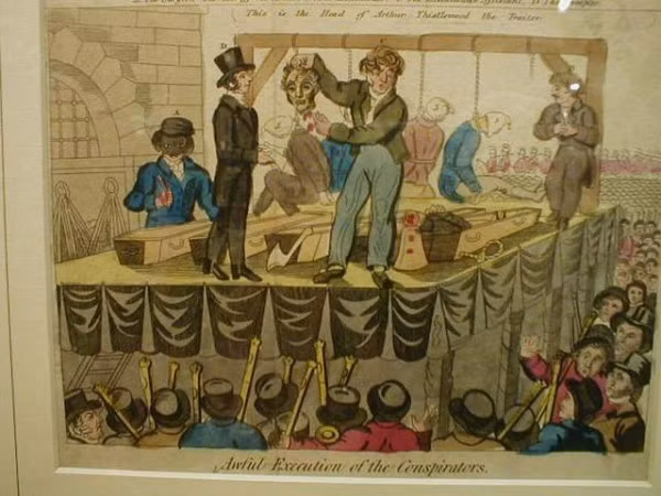 Một trong những kiểu tra tấn độc dị và đáng sợ nhất là kiểu tra tấn ba phần. Kiểu tra tấn này bao gồm, treo cổ, moi nội tạng và phanh thây bốn mảnh. Ban đầu, nạn nhân bị treo cổ trong thời gian ngắn, tiếp đó họ bị moi ruột và đục khoét cơ quan sinh dục, cuối cùng họ bị chặt đầu và bị xé thành bốn mảnh. (Nguồn Emgn)