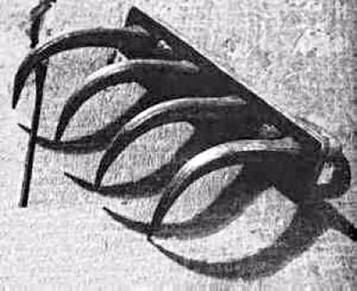 Móng vuốt của quỷ là một thiết bị tra tấn được sử dụng để phân hủy thịt người. Đây là một thiết bị được thiết kế khéo léo, sắc bén, nó sẽ cắt sâu vào da thịt nạn nhân nhưng họ sẽ không chết vì những vết thương thực tế do nó gây ra mà chết vì sự nhiễm trùng xảy ra sau đó. (Nguồn Emgn)