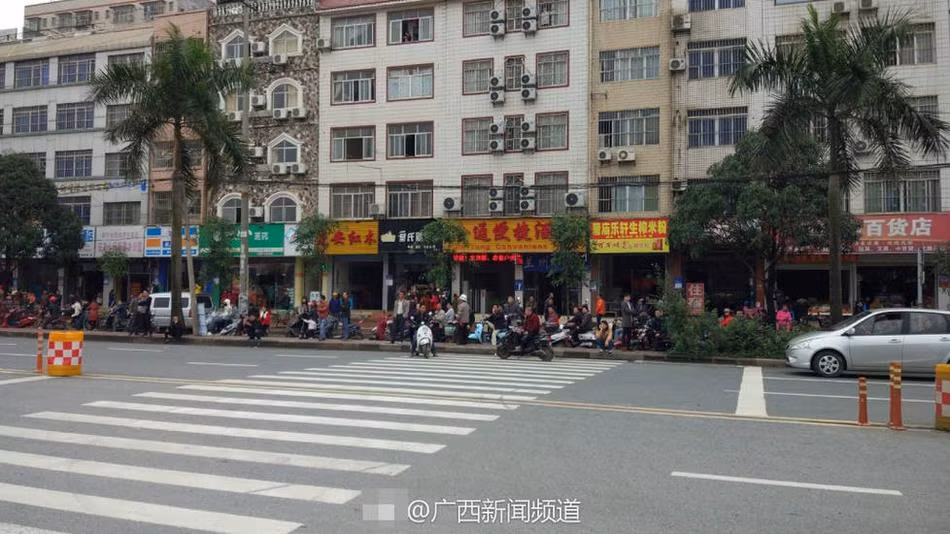 Được biết, cặp vợ chồng này từ Quảng Đông đến Nam Ninh, Quảng Tây để sinh sống, kiếm ăn. Vì gia đình có việc không vui, hơn nữa thêm chuyện con trai đến tuổi lấy vợ mà không tìm được người yêu, trong lòng buồn bã liền nghĩ quẩn.