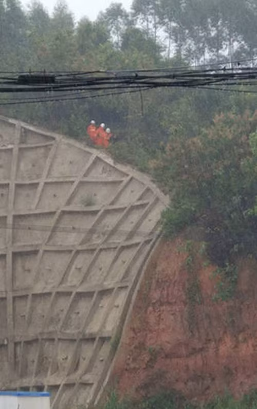 Hôm đó, trước ngọn đồi gần khách sạn, họ muốn ra đi giữa thanh thiên bạch nhật, cởi bỏ quần áo để lại, coi như không còn vướng chút bụi trần. Sau khi bị ướt mưa, hai người dần dần giải tỏa tâm trạng, từ bỏ ý định tự tử.