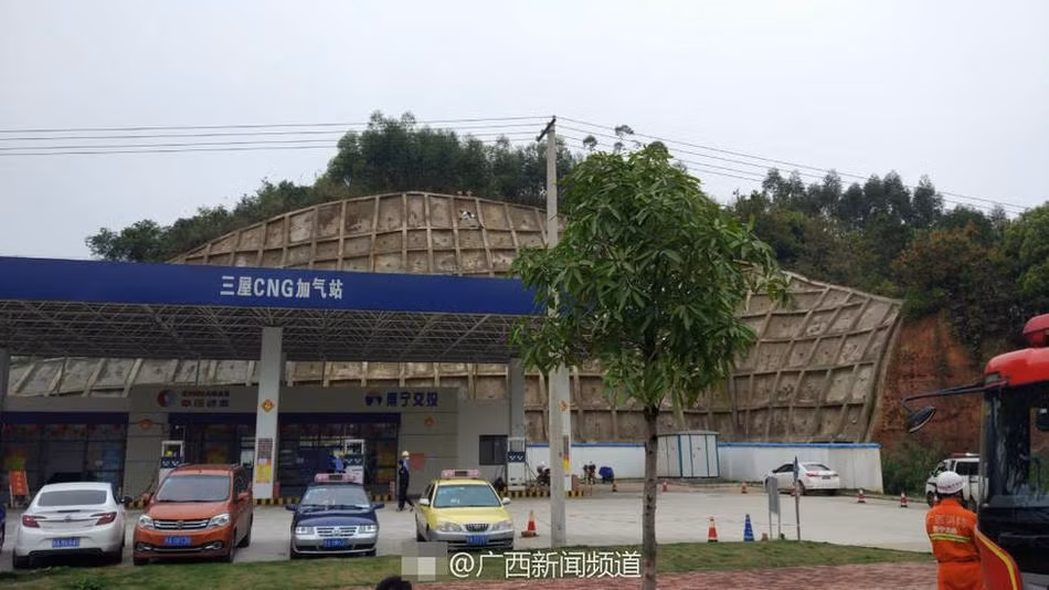 Sau một thời gian nghe thuyết phục, cặp vợ chồng kỳ lạ đòi tử tự đã chịu mặc quần áo do đội cứu hỏa mang tới và được đưa xuống an toàn. Tiếp đó, họ được đưa về đồn cảnh sát để thẩm vấn.