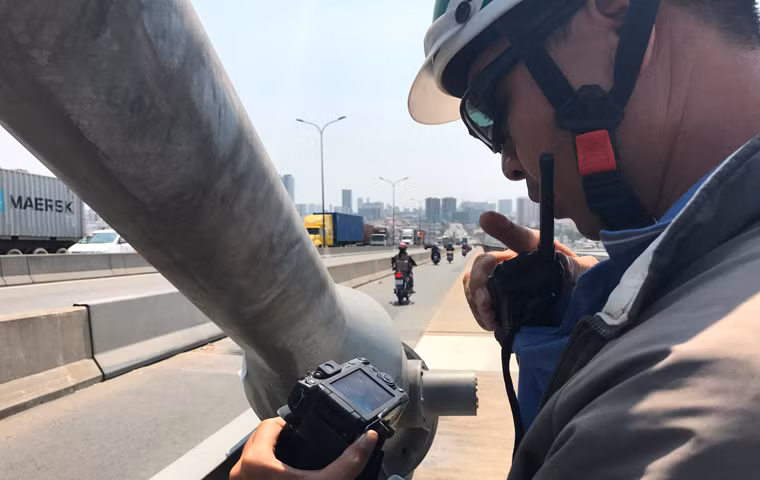 Lực lượng CSGT Đội Nam Sài Gòn (Phòng CSGT đường bộ - đường sắt, PC67, Công an TP HCM) cũng thường xuyên tổ chức kiểm tra tốc độ ở 2 dốc cầu (phía quận 7 và quận 2) để xử lý các xe vi phạm tốc độ.