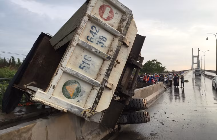 Hàng loạt vụ TNGT nghiêm trọng xảy ra ở đầu dốc cầu Phú Mỹ đã khiến người dân rùng mình, ví 2 dốc cầu này là "dốc tử thần".