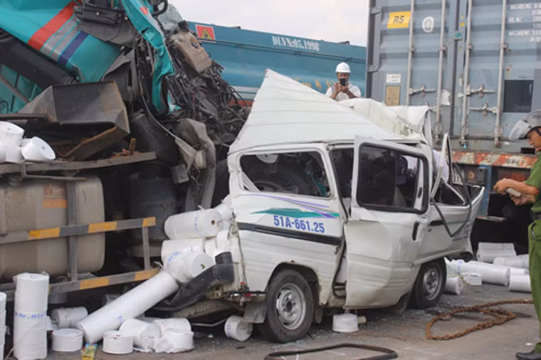 Trong lúc đổ dốc cầu, chiếc xe đầu kéo container không làm chủ tốc độ đã tông từ phía sau, hất tung xe con về trước khiến phương tiện này bẹp nát.