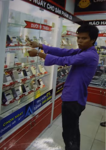 Bao ve trom dien thoai hon 1,5 ty tang gia dinh ban gai