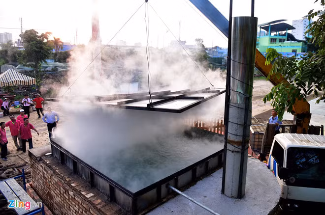 Nhiều người cho rằng việc làm bánh chưng khổng lồ dâng lễ quá lãng phí và mang nặng tính hình thức. Ảnh: Lê Quân.