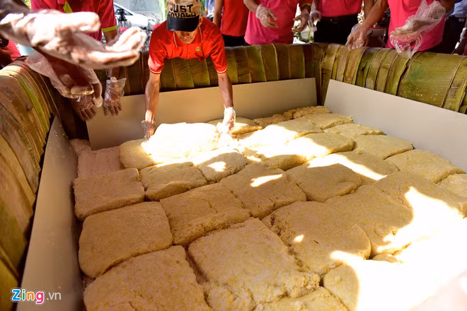 Năm 2016, Công viên Đầm Sen phải huy động 50 người với nhiều công đoạn gói, nấu bánh chưng nặng 2,5 tấn dâng quốc tổ Hùng Vương. Ảnh: Lê Quân.