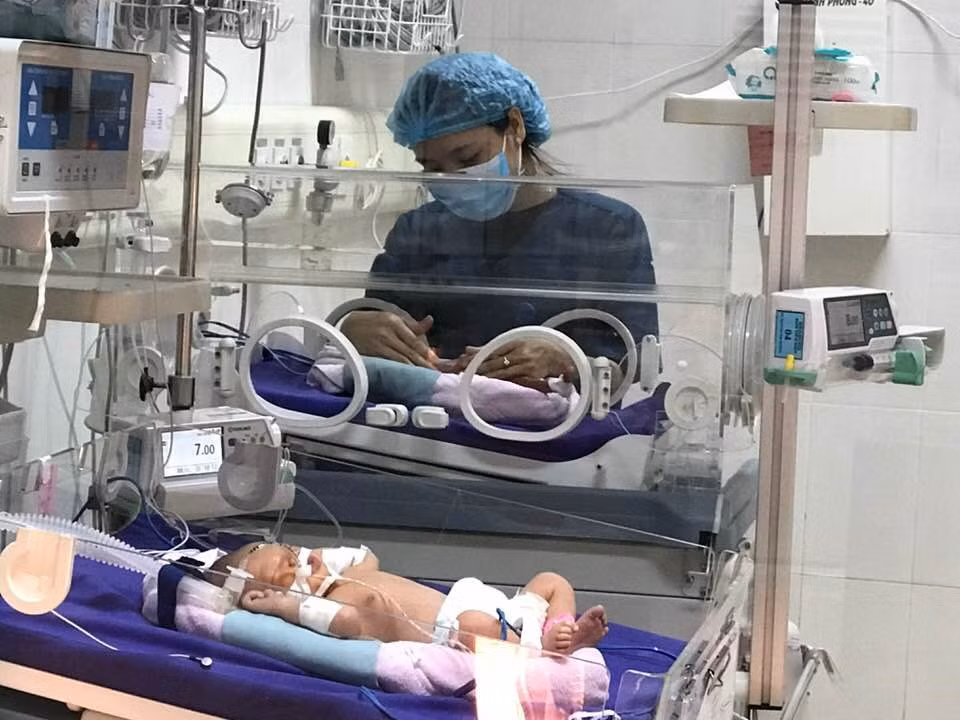 Chăm sóc trẻ sơ sinh tại Bệnh viện Sản Nhi Quảng Ninh. (Ảnh: BVSản Nhi Quảng Ninh)