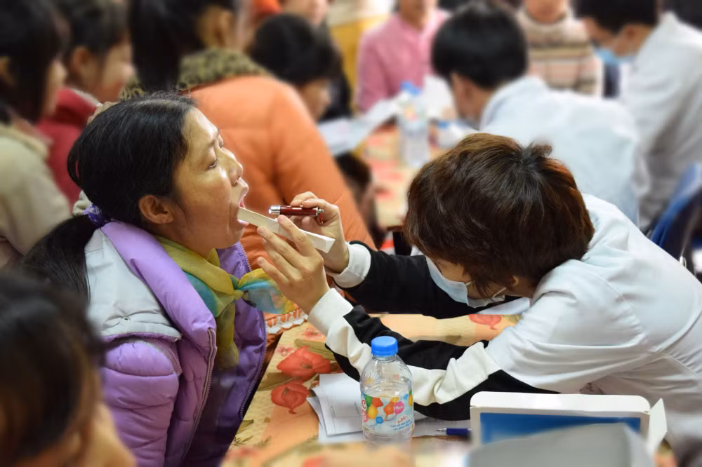 Chăm sóc sức khỏe cho hàng trăm người dân vùng khó ở xã Đông Lỗ, Ứng Hòa, Hà Nội (Ảnh: Chi Lê)