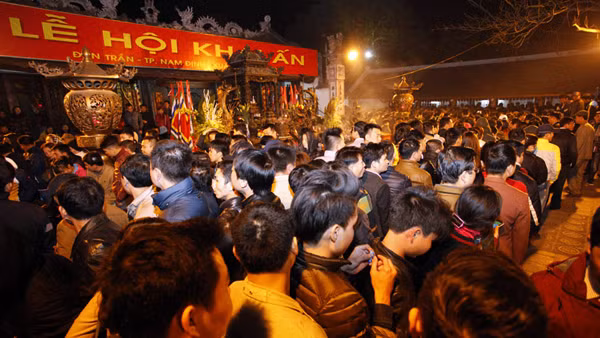 Lễ dâng hương và khai ấn đền Trần (Nam Định) năm 2016. Ảnh: VietNamNet