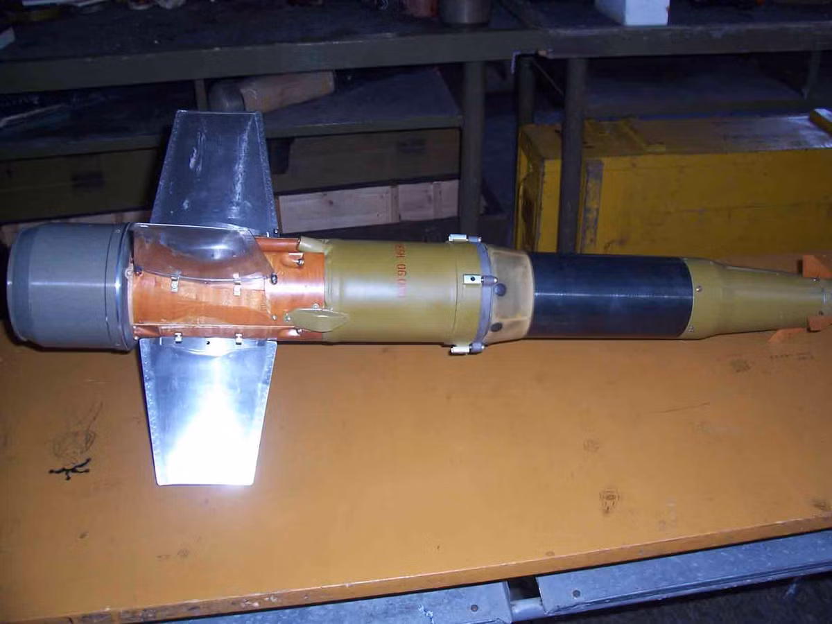 Còn đây là quả đạn 9M111 Fagot khi nằm ngoài ống phóng bảo quản trông rất đồ sộ, khi đưa vào ống phóng thì phần bánh lái sẽ được gấp gọn. Tên lửa nặng chừng 12,5kg, dài 1,1m, lắp đầu nổ chống tăng có trọng lượng 1,7kg. Nguồn ảnh: Valka