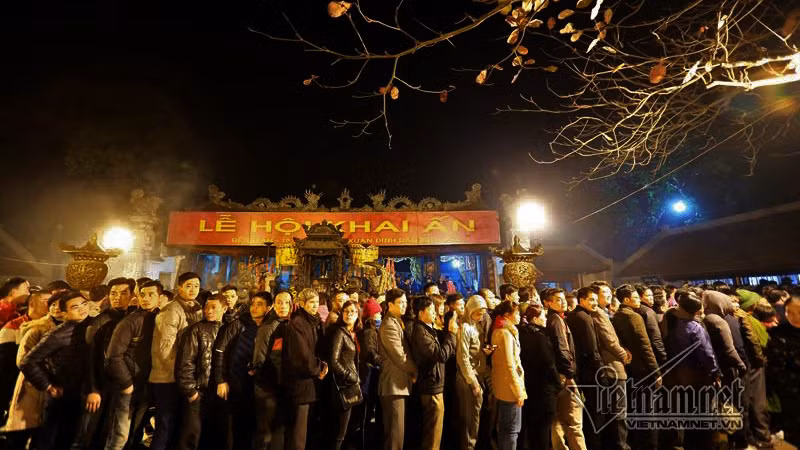 Thực hiện nghi lễ khai ấn năm 2016. (Ảnh: VietNamNet)