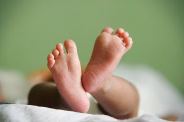 Phản xạ bàn chân (Babinski). Khi bàn chân bé bị tác động như cù chân, bị va đập mạnh bàn chân, hoặc miết ngón tay vào lòng bàn chân từ đầu ngón đến gót, phản xạ của bé sẽ là: các ngón chân tự động cong lên và xoè xòe hẳn ra như hình quạt. Riêng ngón chân út có thể sẽ dạng ra rộng hơn. Đây là phản ứng xuất hiện ở các trẻ bình thường, có thể diễn ra ngay từ lúc bé mới sinh cho đến khoảng 1 tuổi. Đến lúc đó, phản ứng này sẽ được thay thế bằng phản ứng cả bàn chân (co chân, cong cả bàn chân lại).