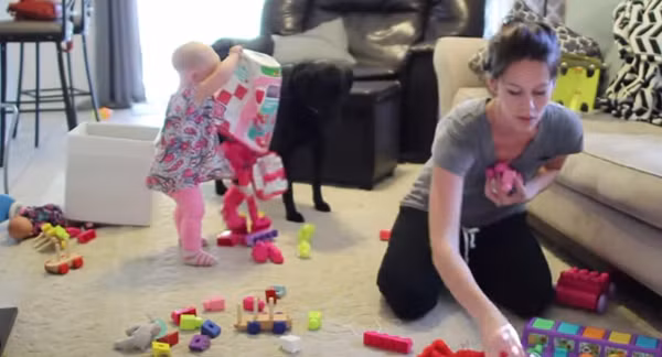 Dọn dẹp đồ chơi. Bé sẽ rất ỉ lại nếu chơi đâu bỏ đó, bắt mẹ dọn dẹp. Từ 1 tuổi trở lên, hoặc khi bé đã biết đi, mẹ đã có thể dạy con cách dẹp đồ chơi. Mẹ cầm tay bé, giúp bé lượm đồ chơi và bỏ vào rổ. Dần dần, bé sẽ có được thói quen ngăn nắp, mẹ chỉ “hỗ trợ” bé dọn dẹp sạch sẽ hơn thôi. Khi con dọn dẹp, mẹ hãy khích lệ con nhé, bé được khích lệ sẽ rất hăng hái và vui vẻ chứ không có cảm giác bị ép buộc. 