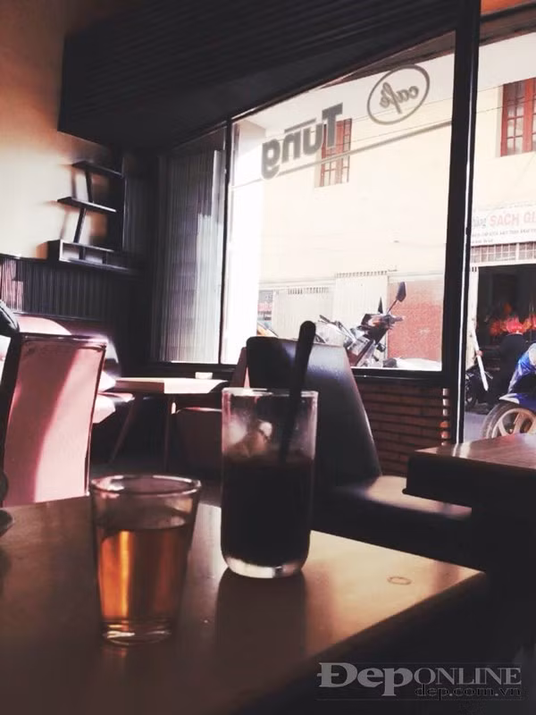 Caffe Tùng làm một trong những quán cà phê đẹp ở Đà Lạt. Nhỏ hẹp và cũ kỹ lại lọt thỏm giữa khu Hòa Bình đông đúc, Tùng là một trong những quán càphê lâu đời nhất của xứ sở ngàn hoa. Gắn với Đà Lạt hơn một nửa thế kỷ, Tùng giờ đây không chỉ là chốn thân quen của những người đứng tuổi sành càphê mà còn là nơi nhất định phải ghé của những ai đặt chân đến Đà Lạt.