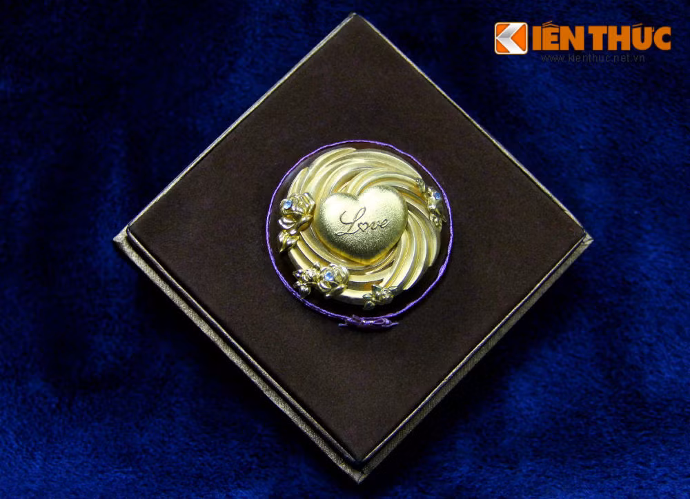 Đặc biệt, trên bề mặt của các thỏi chocolate được ghi các chữ ''I Love U".