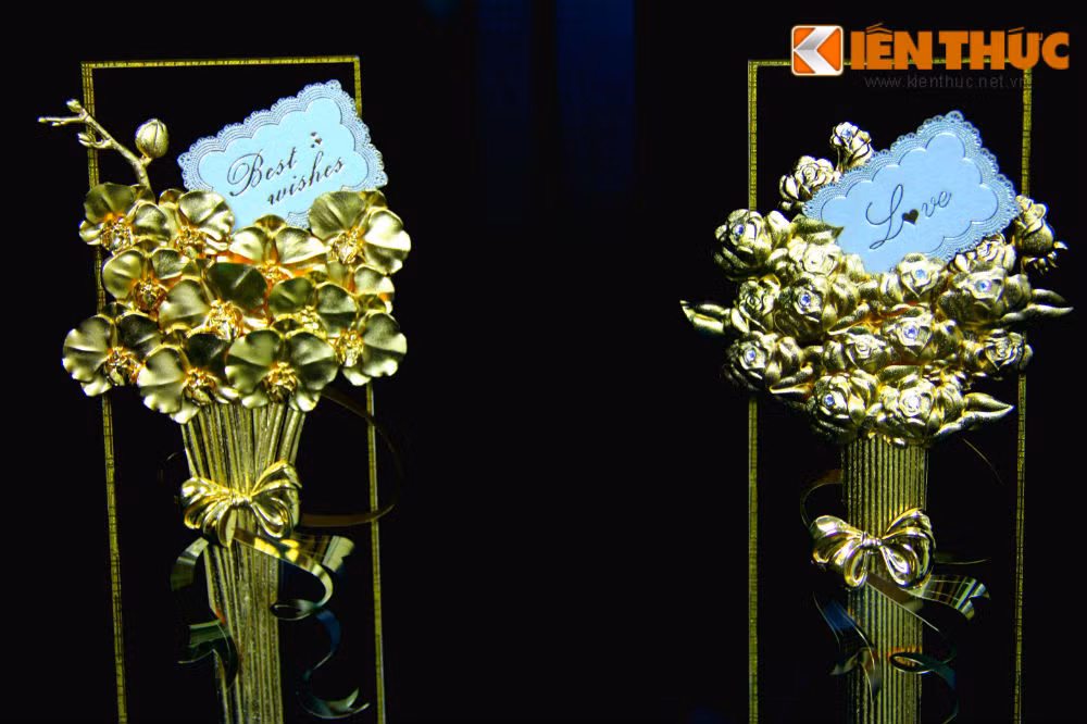 Mỗi bức tranh hoa 3D bằng vàng 24k này đều được tạo ra dưới đôi bàn tay lành nghề và tỉ mỉ của các nghệ nhân, với nhiều công đoạn khác nhau.