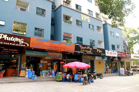  4. Chung cư VP5 Linh Đàm Nằm trên đường Nguyễn Duy Trinh, Khu đô thị Linh Đàm, quận Hoàng Mai, Hà Nội, dự án chung cư VP5 do Công ty Xây dựng Tư nhân số 1 Lai Châu làm chủ đầu tư. VP5 là tổ hợp công trình cao 33 tầng bao gồm tầng hầm, trung tâm thương mại, căn hộ, penhouse và tầng kỹ thuật với thiết kế 25 căn/tầng. Dự án khởi công tháng 3/2013, dự kiến hoàn thành vào quý I/2015. Ảnh: H.Lực/GDVN.