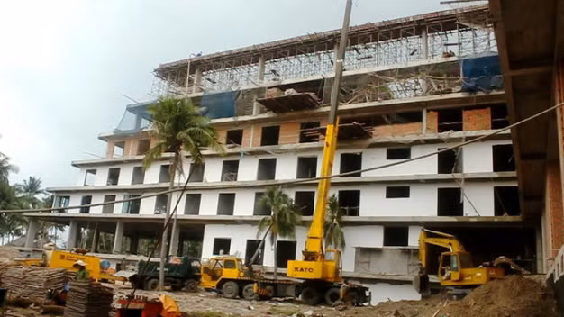 Một dự án khác của đại gia Lê Thanh Thản cũng bị đình chỉ thi công là dự án khu nghỉ dưỡng cao cấp Coco Mũi Né (P.Hàm Tiến, TP.Phan Thiết, Bình Thuận). Tại dự án này, chủ đầu tư bị phát hiện xây "lố" gấp 3 lần diện tích được cấp phép. Được biết, dự án được cấp giấy phép xây dựng là 4 tầng (15,5 m) nhưng Tập đoàn Mường Thanh đã xây cao tới 7 tầng (21,5 m). Ảnh: Tuổi trẻ.