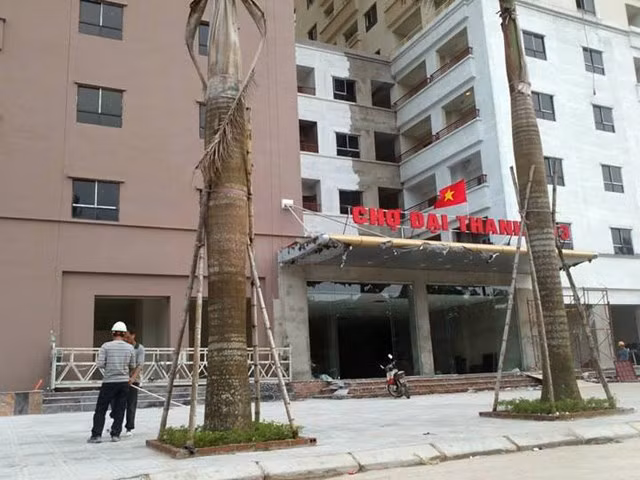 Một trong những sai phạm nghiêm trọng nhất đó là dự án chưa có quyết định giao đất, chưa được cấp có thẩm quyền phê duyệt dự án, mục đích sử dụng đất là sản xuất gạch ngói, các bên tham gia thực hiện dự án đã chuyển nhượng bất hợp pháp, chủ đầu tư chưa thực hiện nộp tiền sử dụng đất cho nhà nước, nhưng chủ đầu tư đã khởi công xây dựng từ tháng 3/2012, trong quá trình xây dựng có nhiều vi phạm. Ảnh: Kinh tế đô thị.