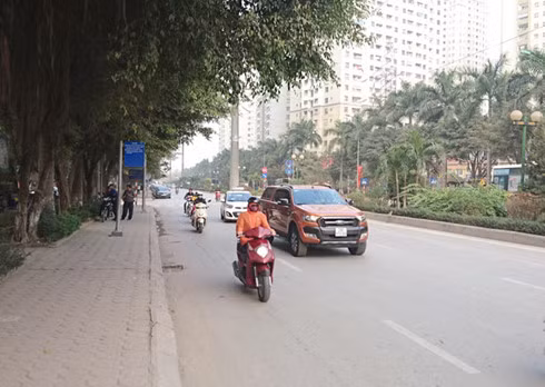 Kết luận của Thanh tra Bộ Xây dựng tại Dự án nói trên cho biết, chiều rộng vỉa hè một số tuyến đường thiếu kích thước, cụ thể: Tại mặt cắt ngang ký hiệu 3-3 quy hoạch được phê duyệt rộng 3m, thực tế rộng khoảng 2,6m, thiếu 0,4m. Tại mặt cắt ngang ký hiệu 5-5 quy hoạch được phê duyệt rộng 5m, thực tế rộng khoảng 4,6m, thiếu 0,2m đến 0,4m. Ảnh: VOV.