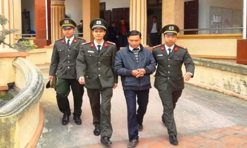 Bi thu xa bi bat vi vu khong, Bi thu huyen noi gi?