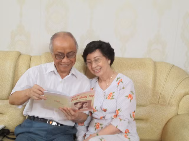 Chuyen tinh dep kho tin: Cap uyen uong 80 tuoi van giu duoc lua