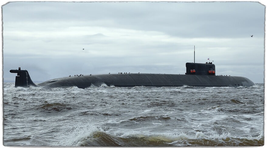 Theo thông tin từ nhà sản xuất cung cấp, thiết kế của Arktur có thân ngoài góc cạnh giúp nó có khả năng tàng hình siêu cao. Tàu ngầm sẽ có 12 ống phóng có thể chứa tên lửa đạn đạo mang đầu đạn hạt nhân. Tuy nhiên, một trong các ống có hệ thống phóng và thu hồi phương tiện không người lái dưới nước (UUV). (Nguồn ảnh: RIA Novosti, naked-science, Topwar, Bulgarian Military).