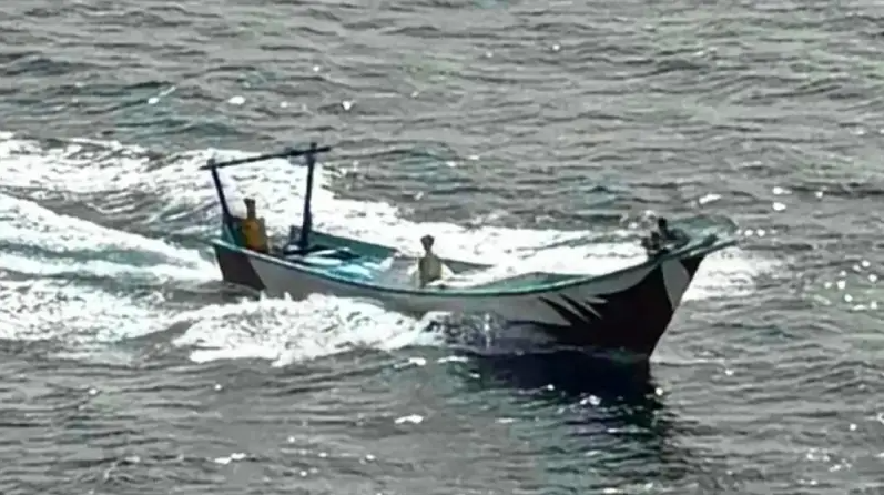 Xuồng cảm tử không người lái do Yemen sản xuất có đặc điểm là thiết kế đơn giản và chi phí thấp, nhưng chúng khá hiệu quả và có thể đạt được mục tiêu đã định. Tuy nhiên, xét về phẩm chất chiến đấu, những chiếc xuồng này không lý tưởng, bởi chúng dễ bị thất bại và dễ bị tổn thương trước hỏa lực của kẻ thù. Điều quan trọng cần lưu ý là, xuồng cảm tử không người lái không phải là vũ khí duy nhất mà Houthi sử dụng để chống lại các mục tiêu trên mặt nước, mà họ còn tích cự sử dụng tên lửa và UAV các loại, tạo ra một hệ thống vũ khí đa thành phần có khả năng vừa bảo vệ bờ biển, vừa tấn công các mục tiêu trên biển. (Nguồn ảnh: Topwar, Warzone, BQP Arab Saudi).