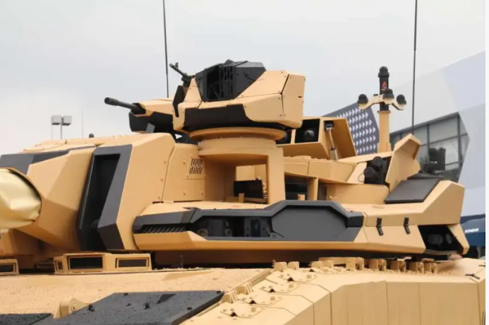 Đặc điểm chính của xe tăng là tích hợp tháp pháo ARX 30 cỡ nòng 30x113 mm được điều khiển từ xa, được thiết kế đặc biệt để chống lại máy bay không người lái, đồng thời, súng cho phép sử dụng cầu chì gần.