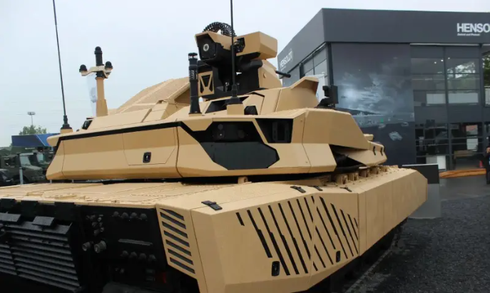 Theo nhà sản xuất, xe tăng Lecler Evolution được trang bị tháp pháo có người lái với pháo ASCALON 120 mm, có thể nâng cấp lên phiên bản 140 mm. Vũ khí chính được hỗ trợ bởi hệ thống nạp đạn tự động cải tiến có thể chứa 22 viên đạn, đơn giản hóa hoạt động và giảm khối lượng công việc cho tổ lái bốn thành viên.