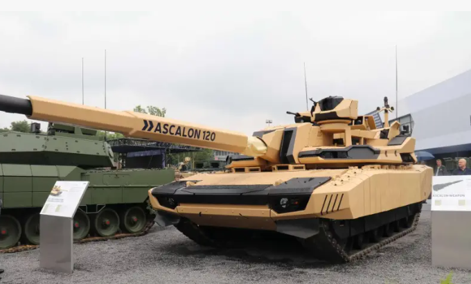 Tại triển lãm Paris Eurosatory 2024, Công ty liên doanh Pháp - Đức đã giới thiệu xe tăng Leclerc Evolution thế hệ mới được trang bị tháp pháo cấu hình thấp với pháo ASCALON 120 mm, cũng như tháp pháo ARX 30 để chống lại UAV.