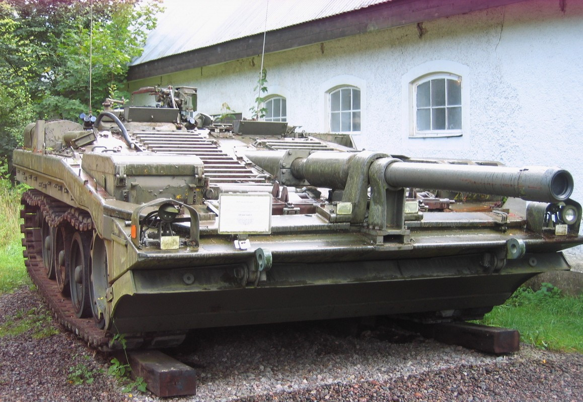 Hộp số của xe bao gồm hai số tiến và hai số lùi. Khả năng đi lùi nhanh như tiến giúp Stridsvagn 103 lùi xa khỏi khu vực nguy hiểm một cách nhanh chóng trong khi nòng pháo vẫn hướng về đối phương và vẫn khai hoả liên tục được khi rút chạy.