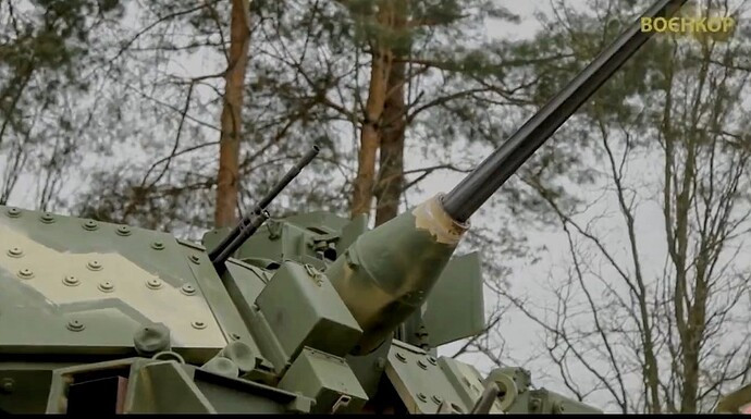 Kính ngắm nhiệt có thể phát hiện mục tiêu ở khoảng cách 8km với độ phân giải 1.316 pixel/inch x 480. Nó đi kèm với máy đo khoảng cách laser và GPS.