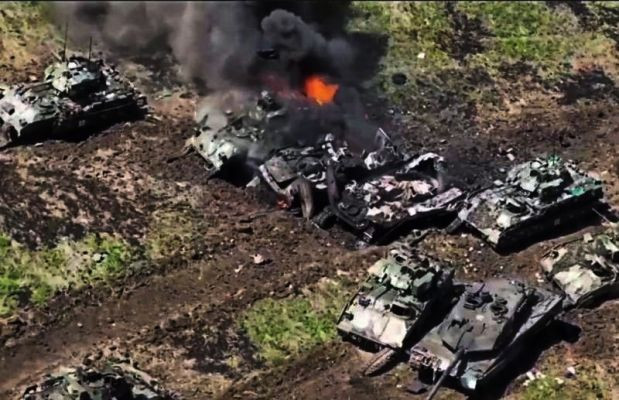 Xe Bradley thường bị tiêu diệt bởi máy bay không người lái kamikaze, tên lửa chống tăng dẫn đường (ATGM), súng phóng lựu chống tăng cầm tay (RPG) và nhiều loại súng khác nhau. Có thông tin cho rằng pháo tự hành 2S34 Khosta đã được sử dụng để tiêu diệt xe Bradley. Trong mỗi trường hợp, cuộc tấn công thành công vào Bradley chứng tỏ khả năng dễ bị tổn thương của nó trước vũ khí hiện đại.