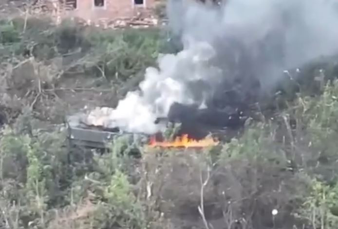 Trên mạng xã hội xuất hiện những video quay cảnh những chiếc M2A2 Bradley ODS SA đang bốc cháy, điều này khẳng định tính dễ bị tổn thương của những phương tiện này trong điều kiện chiến đấu. Xe chiến đấu bộ binh M2A2 Bradley ODS SA bị vô hiệu hóa bằng UAV FPV, sau nhiều cú va chạm, chiếc xe bốc cháy.