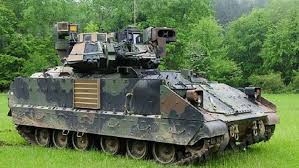 Vũ khí chính của M2 là pháo tự động M242 25mm có thể bắn đạn xuyên giáp và đạn nổ mạnh. Tầm bắn tối đa của M242 là gần 2.000m. Nó bắn 200 hoặc 500 phát mỗi phút với vận tốc đầu đạn 1.000 m/s.