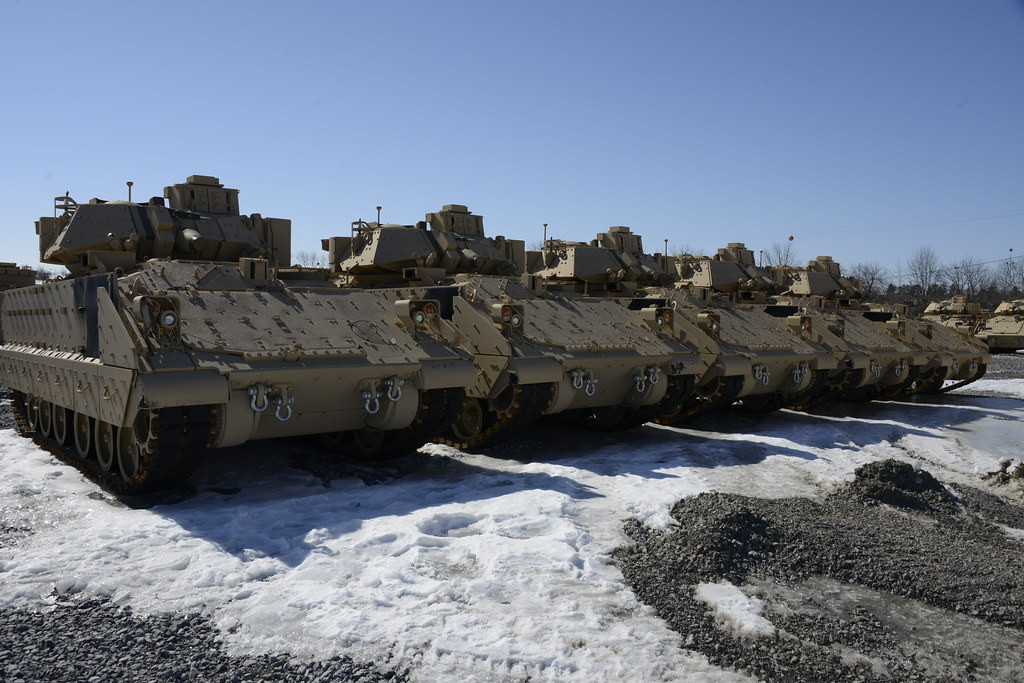 M242 được tích hợp hệ thống cân bằng nên pháo thủ Bradley có thể bắn chính xác khi đang di chuyển. Để đối phó với các mục tiêu hạng nặng như xe tăng T-90, Bradley còn có tùy chọn khai hỏa, từ bệ phóng kép gắn trên tháp pháo, tên lửa chống tăng dẫn đường bằng dây TOW-2B. Thủy thủ đoàn có thể nạp đạn cho bệ phóng thông qua một cửa sập ở phía sau thân tàu. (Nguồn ảnh: avia.pro, armyrecognition.com, War Zone, Reddit).